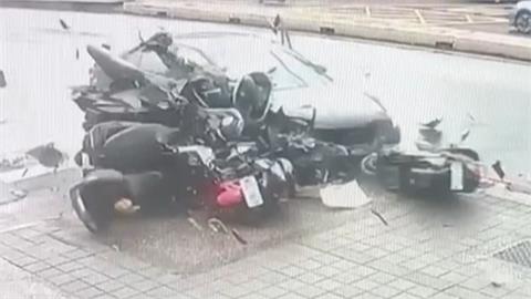街頭保齡球？駕駛精神不濟高速偏移猛撞　整排機車噴飛畫面曝光