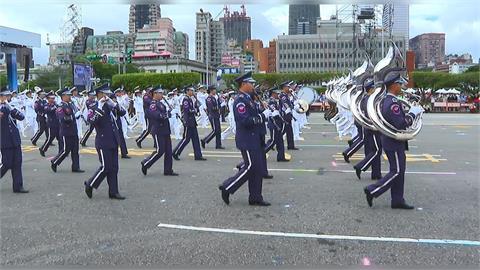 週六雙十國慶大會　總預演搶先看　　憲兵挑戰者重機、巨幅國旗震撼府前