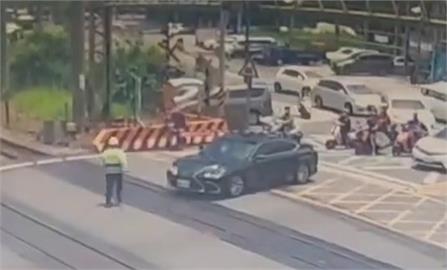 轎車疑硬闖平交道遭柵欄卡住畫面曝　鐵道局追究恐遭罰9萬元