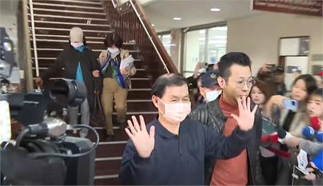 快新聞／彭振聲羈押4個月交保「舉雙手揮手」畫面曝！　律師拖500萬現金行李箱辦保