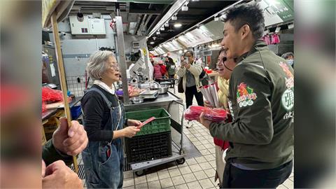 談民主監督不只在立院　張銘祐攜邱明玉走進南門市場