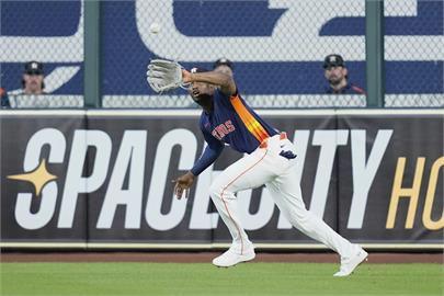 MLB(影)／太空人這個外野手太厲害!　單場沒收兩支可能的全壘打