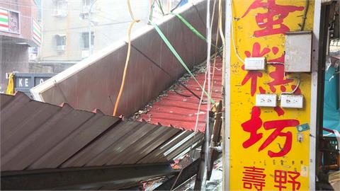 巴威狂風釀災！蘆洲２店家招牌掉落　清晨「猛砸４機車」畫面全都錄