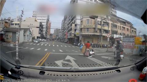 台中婦人騎車連闖２紅燈　回收物沿路掉現多項違規
