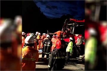 中國陝西大客車撞隧道 造成36死13傷