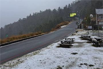 追雪走囉！合歡山今清晨陸續降雪　小風口管理站已「撒上糖霜」