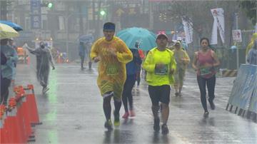 萬人雨中馬拉松 新加坡跑者讚台灣熱情
