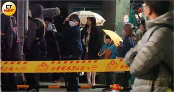 日劇拍攝中1／柯佳嬿拍日劇！雨中「尋女」急瘋　對路人暴氣：不要拍了！
