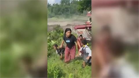 悚！尼泊爾山洪最新畫面曝光　母牽兩兒狂奔上山、下秒土流傾瀉