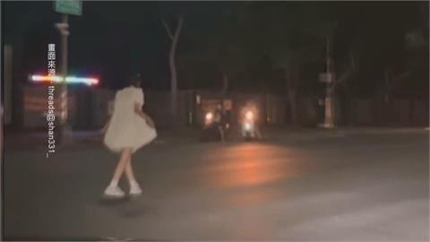 危險!高雄女子馬路中央跳舞 疑精神不穩警方通知家人帶離