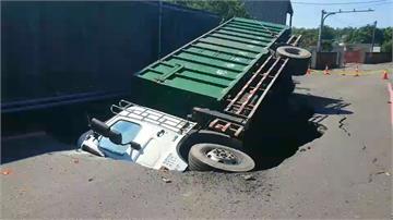 台南驚見「吃人路」 17噸貨櫃車陷入側翻