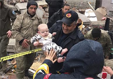 奇蹟！土耳其搜救隊「瓦礫堆中挖出16嬰」皆無傷　總統派專機接送　