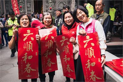 快新聞／總統聯名春聯夯！蘇巧慧竹林山觀音寺發放　半小時內千份被搶光