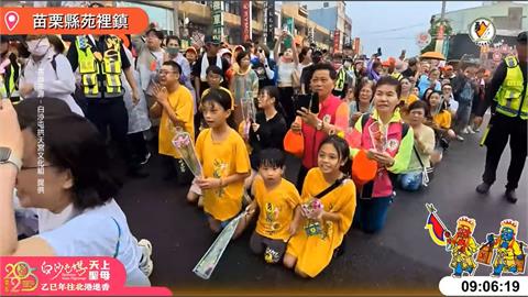 信徒持康乃馨跪地喊「媽祖母親節快樂」　粉紅超跑聞聲停駕超市