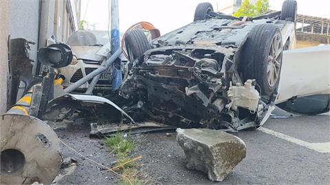 自撞阿里山里鐵路號誌桿! 轎車翻覆、駕駛棄車逃逸