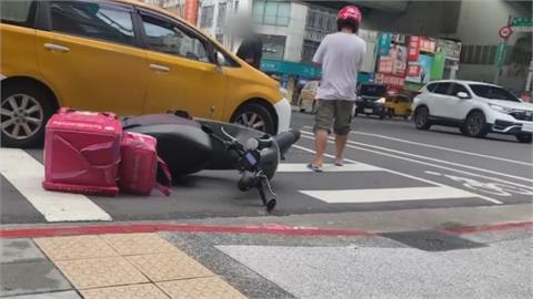 險擦撞！計程車司機大暴走　 飆罵外送員還推倒機車