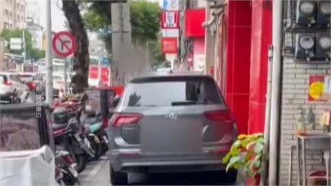 誇張！轎車開上人行道「拿40盒披薩」　網：這種人駕照該註銷