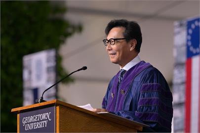 富邦董座蔡明忠榮獲喬治城大學名譽法學博士學位 勉勵畢業生：懷抱勇氣、同理心與誠信