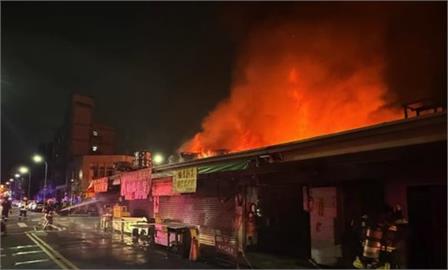 快新聞／台中第五市場暗夜大火　火光蔓延黑夜「10間店舖遭燒毀」