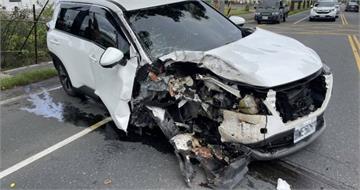 宜蘭休旅車自撞路樹「車頭全毀」　5人受傷送醫