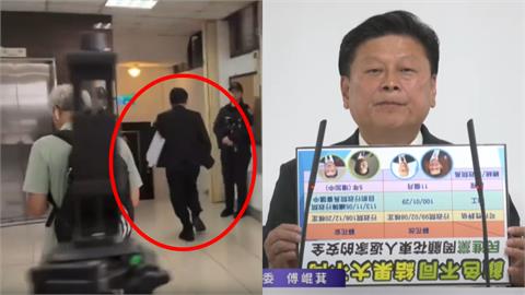 傅崐萁罷免說明會「手板拿反7秒」超尷尬！「慌張衝下樓」畫面曝…罷團喊：要倒了