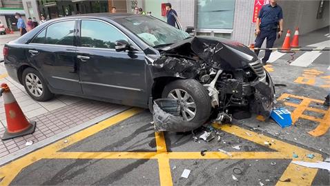 獨家／嚇！孕婦開車恩主公醫院前突失控暴衝　1人OHCA救回、1傷