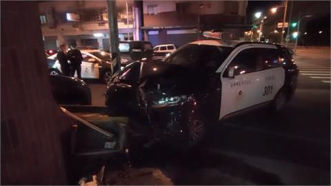 警車追捕可疑車輛 自撞燈桿三人輕傷