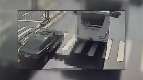 機車擦撞公車倒地　　女騎士險被輾過...手腳擦挫傷送醫