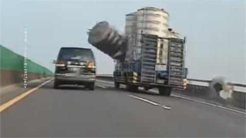 台88貨車掉落大水塔沿路滾　後車急煞仍被波及幸無傷