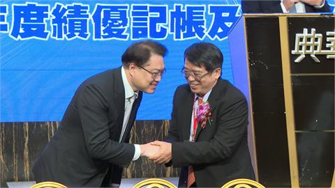 記帳報稅代理人公會捐贈復康巴士　新任理事長由李木欣接任