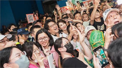 快新聞／沈勢驚人！「洋流」席捲公館夜市　沈伯洋掃街遭人潮擠爆