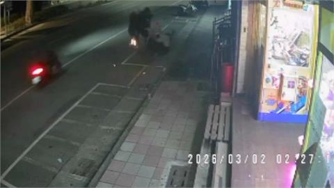 誇張！騎士酒駕撞路停機車　肇事機車翻兩圈倒立路旁