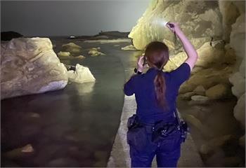 2女海豹岩散心太忘我　突遇漲潮受困礁岩警消即時救援