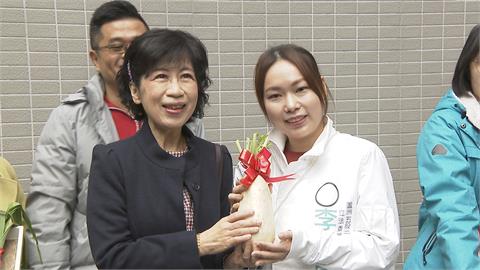 挑戰國民黨禁令？柯文哲沙鹿夜市拜票巧遇顏寬恒　