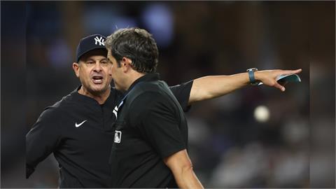 MLB(影)/洋基教頭布恩再度槓上死對頭裁判!恩怨事隔7年後又遭到驅逐出場