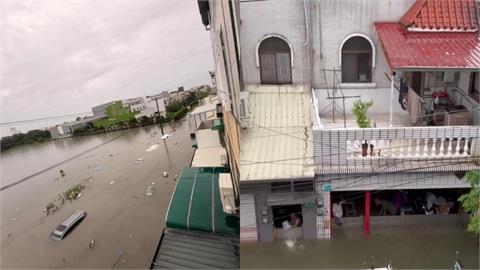 台南暴雨成災！仁德區淹到「冰箱漂起來」畫面曝光　網嚇：轎車全滅頂