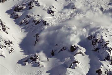 高山速降滑雪驚魂 引發大雪崩逃死劫