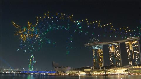 真的「飛龍在天」　新加坡旅遊局用1500架無人機排出龍