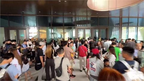 人潮湧入漢神洲際！　全台中百貨僅此一家營業
