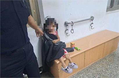 5歲女童冒雨騎三輪車找媽媽　熱心警陪尋母走遍大街小巷