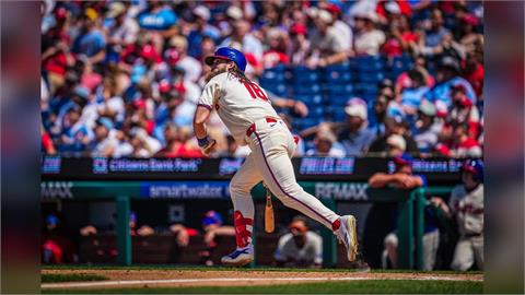 MLB(影)／這次換打者坦！從1分苦戰到9分煙火秀費城人重砲群宣告復活