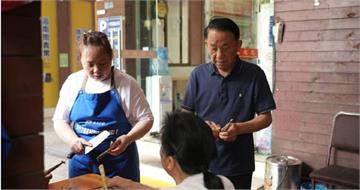 每天幫麵店鄰居洗碗、擦桌持續8年　熱心爺喊：給錢我不來