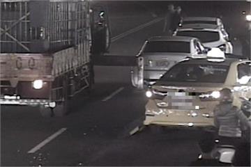 大貨車油壓腳突出 撞三車又波及路人