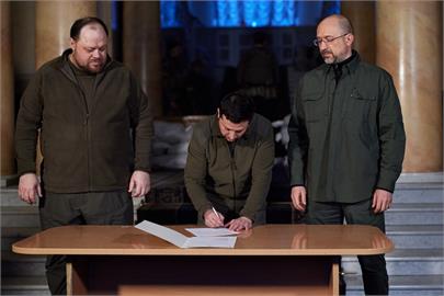 快新聞／烏克蘭總統澤倫斯基「正式簽署加入歐盟」　官員：對結束戰爭意義重大