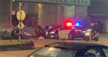 狗都嫌棄！毒蟲疑吸嗨自撞被逮　白色貴賓見主人被壓制直接拋下他落跑