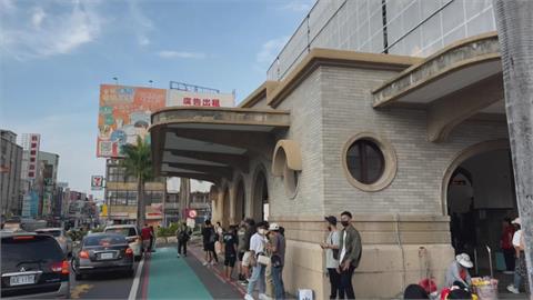 台南火車站亂象多！裸上身街友怒闖車站　嚇壞目擊旅客