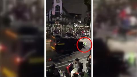 印尼版天安門事件！　裝甲車撞死示威者　警民衝突已1死數十傷　600人被捕