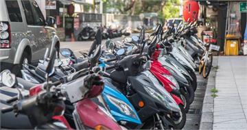 停機車「要不要立中柱？」網吵翻　2情況恐違規！最高罰1200元