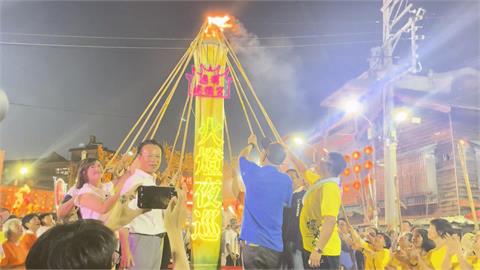 嘉義布袋過溝「火燈夜巡」展開　手持火把推轎隨王爺繞行祈安