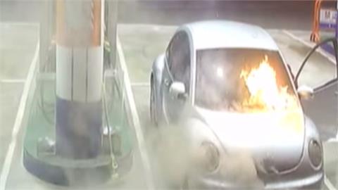 驚險！　加油站監視器曝光　金龜車加油到一半車頭竄火